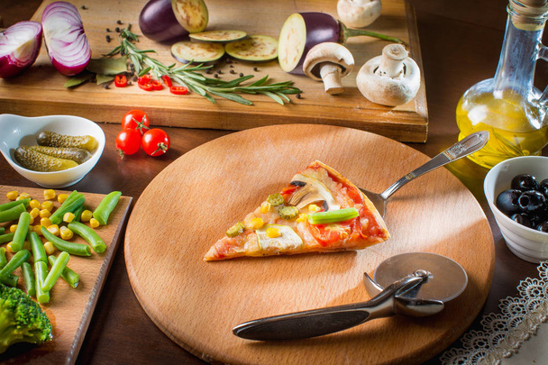 Gorąca pizza slice z topnienia ser. na rustykalne drewnianym stole. Gorące domowe Pepperoni Pizza gotowa do jedzenia. - Zdjęcie, obraz