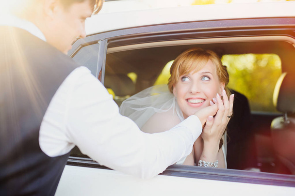 ευτυχισμένη γυναίκα με άντρα στο αυτοκίνητο - Φωτογραφία, εικόνα