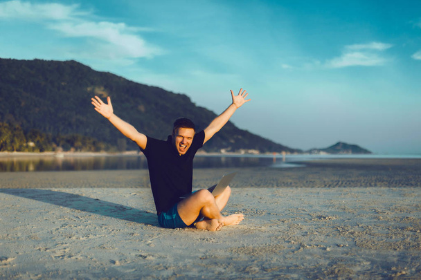 ευτυχισμένος άνθρωπος στην παραλία - Φωτογραφία, εικόνα