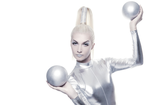 Cyber vrouw met zilveren ballen - Foto, afbeelding