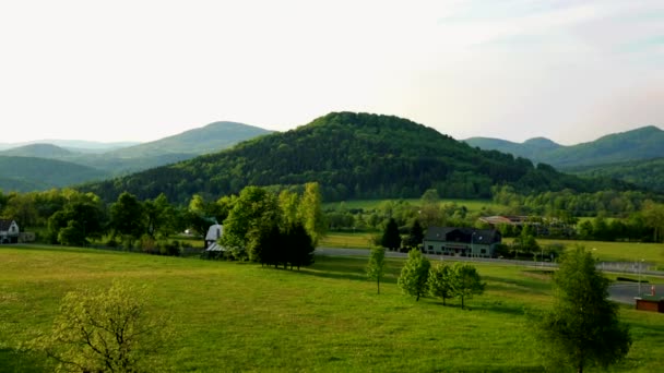 Casas en una zona rural, un paisaje montañoso brumoso en el fondo - vista superior
 - Imágenes, Vídeo