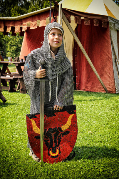 Giovane ragazzo in armatura medievale
 - Foto, immagini