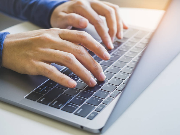 Mujer tipo de mano en el teclado del ordenador portátil concepto de negocio
 - Foto, imagen