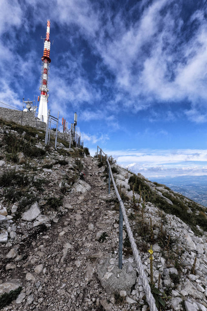 Torre de difusión en la parte superior de Sveti Jure
 - Foto, Imagen