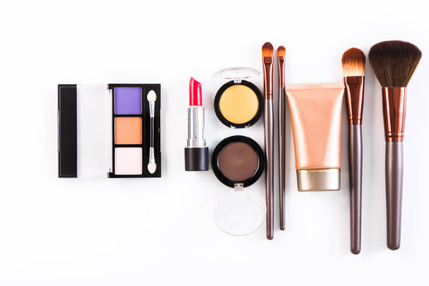 Maquillaje cosméticos herramientas y elementos esenciales, plano sobre fondo blanco
 - Foto, imagen