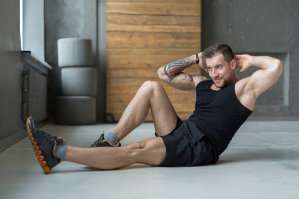 若い男フィットネス トレーニング、腹筋のクランチ クロス - 写真・画像