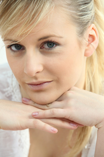 Blond resting head on hands - Foto, afbeelding