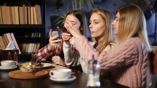 Girls taking photos of dessert with mobile phones - Footage, Video