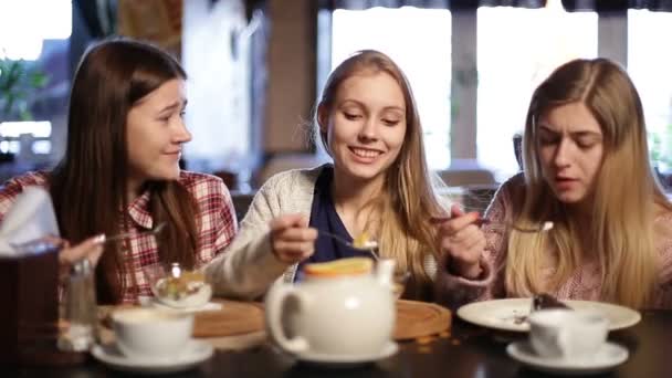 Houkutteleva tyttöystäviä chillailevat ravintolassa
 - Materiaali, video
