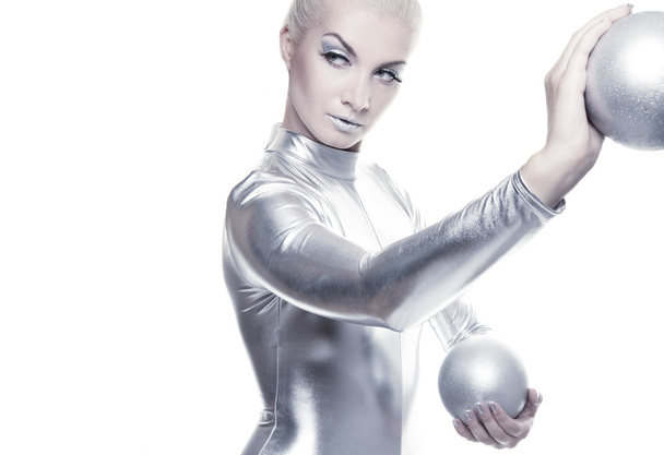 mujer cibernética con bolas de plata
 - Foto, imagen