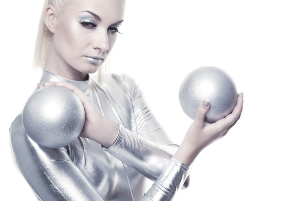  Kybernetická žena se stříbrnými kuličkami - Fotografie, Obrázek
