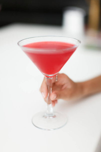 Red alcoholic cocktail - Foto, Imagen