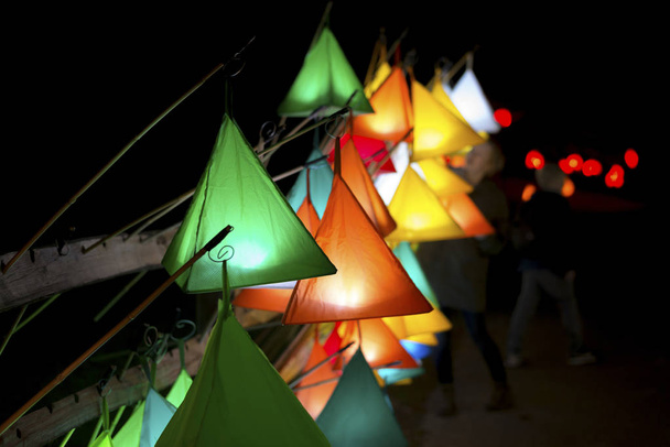 Lanternas brilhantes em forma de pirâmide penduradas
 - Foto, Imagem