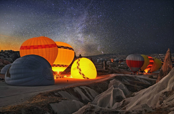 Kleurrijke hete lucht ballonnen voor lancering in Cappadocië, Turkije - Foto, afbeelding