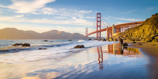 Golden Gate híd naplementekor, San Francisco, Kalifornia, USA - Fotó, kép