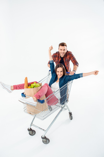 Casal com carrinho de compras
 - Foto, Imagem