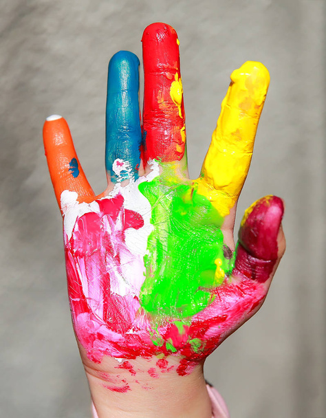 Пофарбована дитина рука ізольована на сірому фоні
. - Фото, зображення