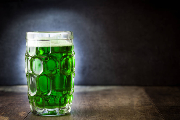 Aziz Patrick günü için ahşap masa üzerinde geleneksel soğuk yeşil bira. Boşaltmak. - Fotoğraf, Görsel