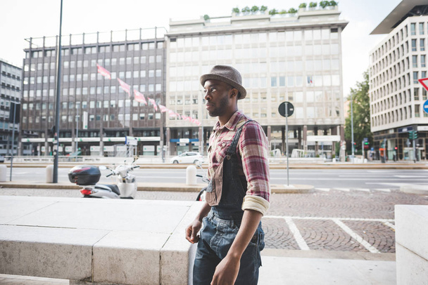 afro man walking outdoor in city - Zdjęcie, obraz
