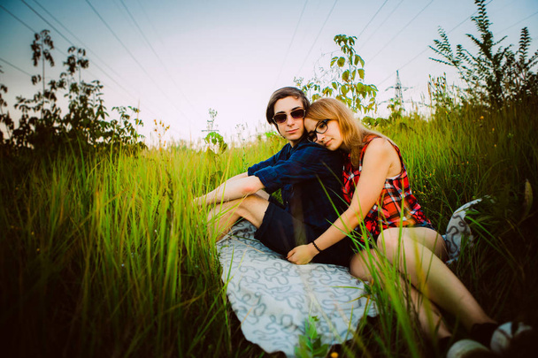 guy and the girl sitting in the grass - Фото, зображення