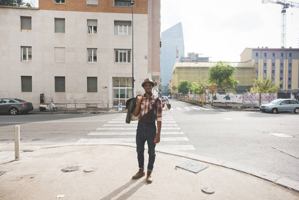 hombre posando al aire libre en la ciudad
  - Foto, imagen