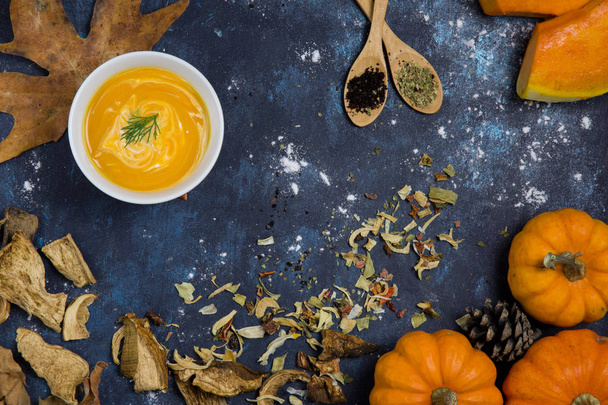 Pumpkin soup in porcelain bowl - Foto, immagini