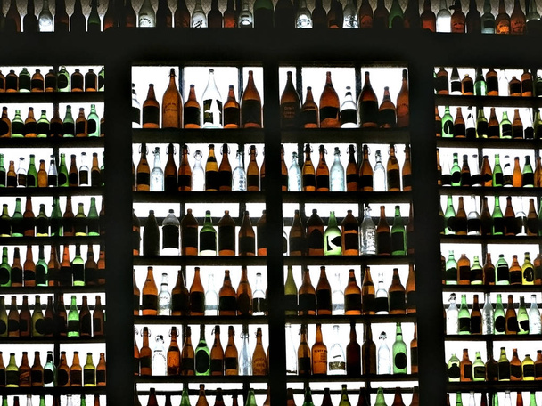 Podświetlana kolekcja butelek piwa - Zdjęcie, obraz