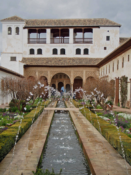 グラナダのアルハンブラ宮殿の噴水 - 写真・画像