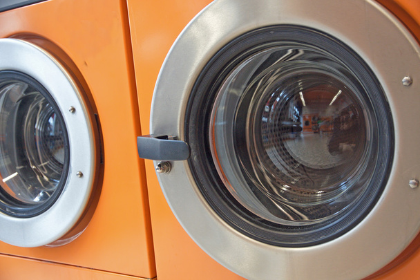 máquinas de lavar roupa automáticas em uma lavanderia
 - Foto, Imagem