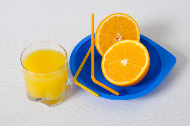Vers sinaasappelsap in glas - Foto, afbeelding