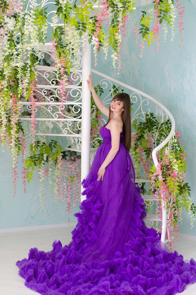 brünette im lila langen kleid - Foto, Bild