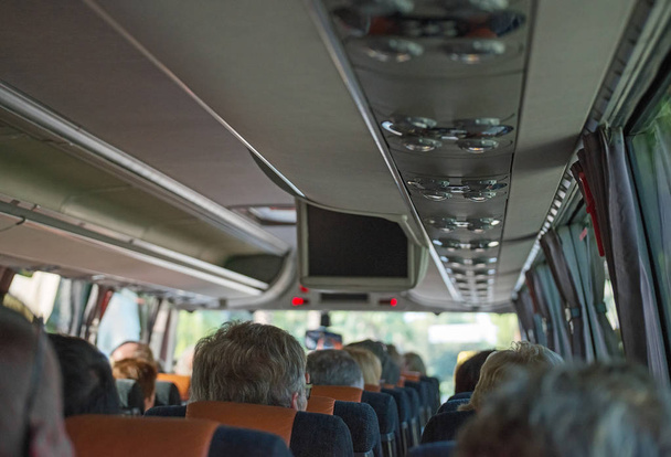 Vista desde el interior del autobús con los pasajeros. - Foto, imagen