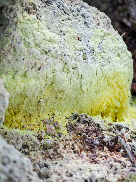 Formas de azufre amarillo en roca
 - Foto, imagen
