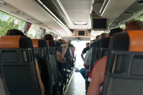 Вид з середини автобуса з пасажирами
. - Фото, зображення