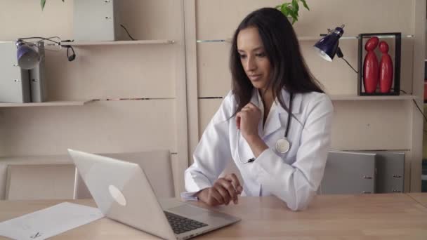 doctor has video call with patient. - Imágenes, Vídeo