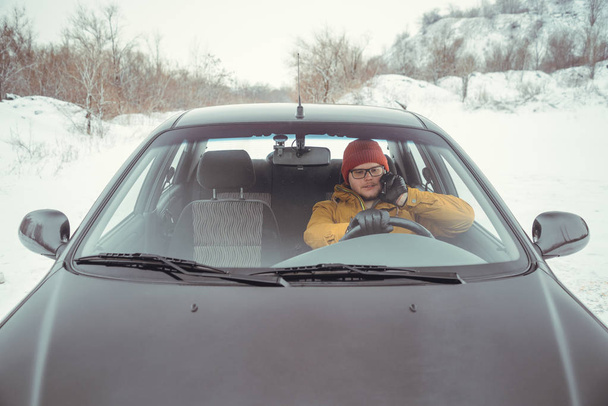 Man driving car using smart phone in car - Valokuva, kuva