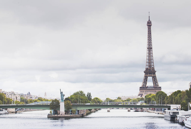 Seine Nehri ve Özgürlük Anıtı. - Fotoğraf, Görsel