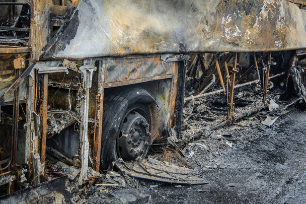 Autobus dopo l'incendio
 - Foto, immagini
