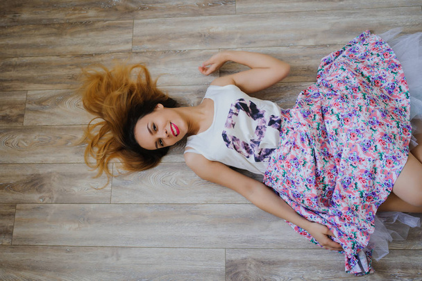 šťastná mladá žena ležící na dřevěné  - Fotografie, Obrázek