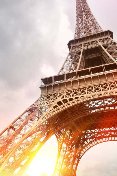 Vista parcial de la torre Eiffel
. - Foto, imagen