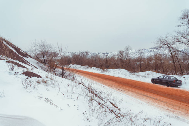 одинокая автомобильная дорога в снежно-красном из-за руды
 - Фото, изображение