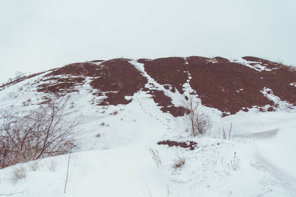 colina de nieve y cielo gris
 - Foto, Imagen