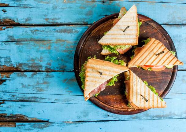 Клубные сэндвичи с лососем
 - Фото, изображение