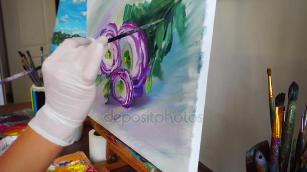 Boční pohled Closeup umělec ženské ruky štětcem zobrazující květiny v ateliéru. - Záběry, video