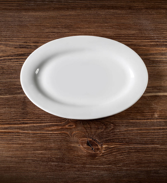 placa blanca sobre mesa de madera
 - Foto, Imagen