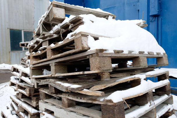 Oude houten pallets met sneeuw - Foto, afbeelding