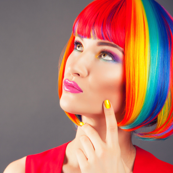 krásná žena nosí barevná paruka - Fotografie, Obrázek