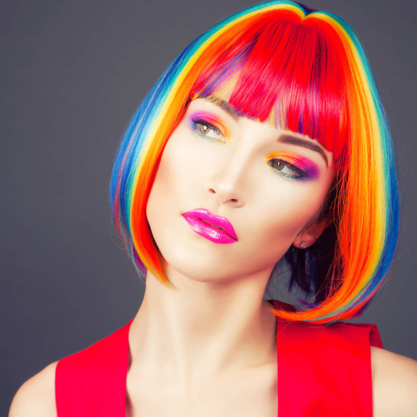 güzel kadın giyiyor renkli peruk - Fotoğraf, Görsel