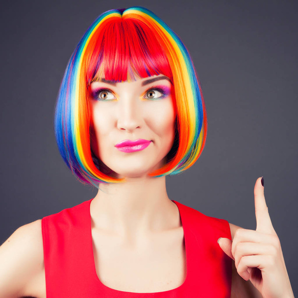bela mulher vestindo peruca colorida
 - Foto, Imagem