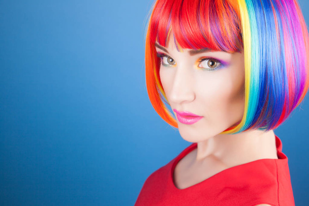красивая женщина носит красочный парик
 - Фото, изображение